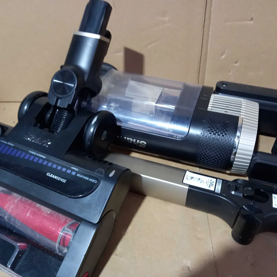 SHARK STRATOS CORDLESS VACUUM W/ANTI HAIR WRAP & CLEAN SENSE IQ IZ400UKT