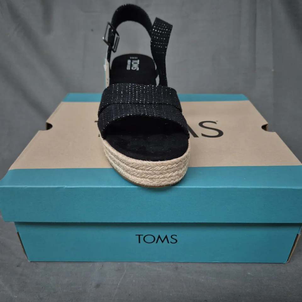 BOXED PAIR OF TOMS AUDREY OPEN TOE WEDGE SANDALS IN BLACK METALLIC LINEN STRIPE UK SIZE 6