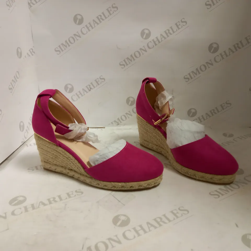 AJVANI MID WEDGE HEEL BUCKLE SANDAL - SIZE 6 