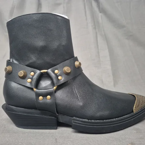 BOXED PAIR OF KOI SOULRENDER MEN'S HARDWARE COWBOY BOOTS IN BLACK/ANTIQUE BRONZE UK SIZE 7