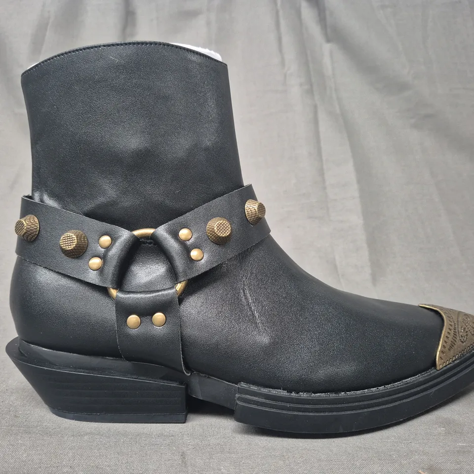 BOXED PAIR OF KOI SOULRENDER MEN'S HARDWARE COWBOY BOOTS IN BLACK/ANTIQUE BRONZE UK SIZE 7