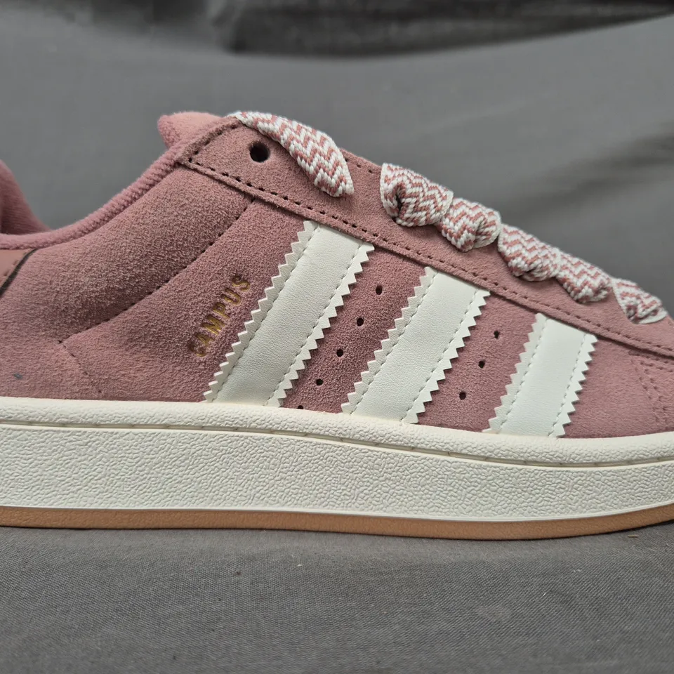 BOXED PAIR OF ADIDAS WOMEN'S CAMPUS 00S SHOES IN DUSTY PINK UK SIZE 7