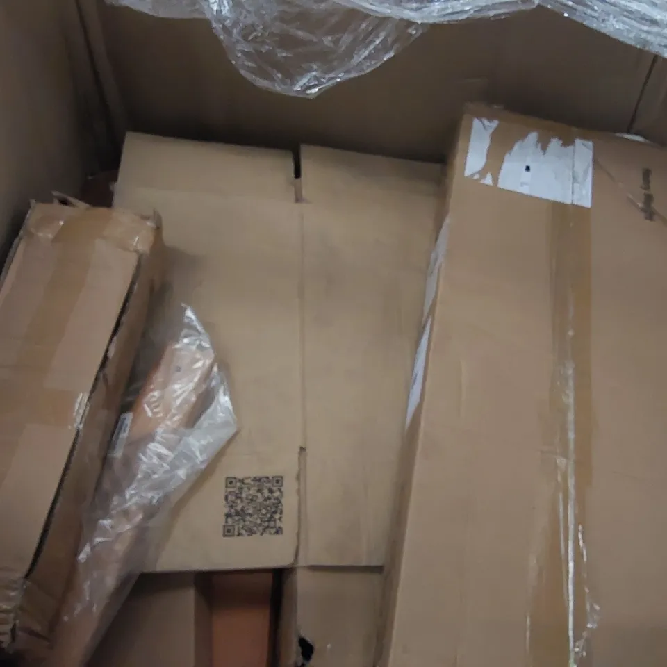 PALLET OF ASSORTED ITEMS INCLUDING: LED FLOOR LAMP, HOLLYWOOD VANITY MIRROR, SLEEPING BAGS, CHRISTMAS TREE, EXTENSION SOCKETS