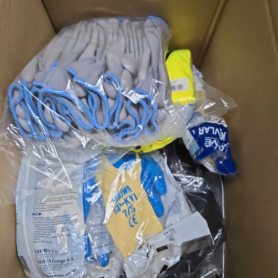 APPROXIMATELY 15 ASSORTED WORKWEAR CLOTHING PRODUCTS TO INCLUDE GLOVES & HI-VIS VESTS 