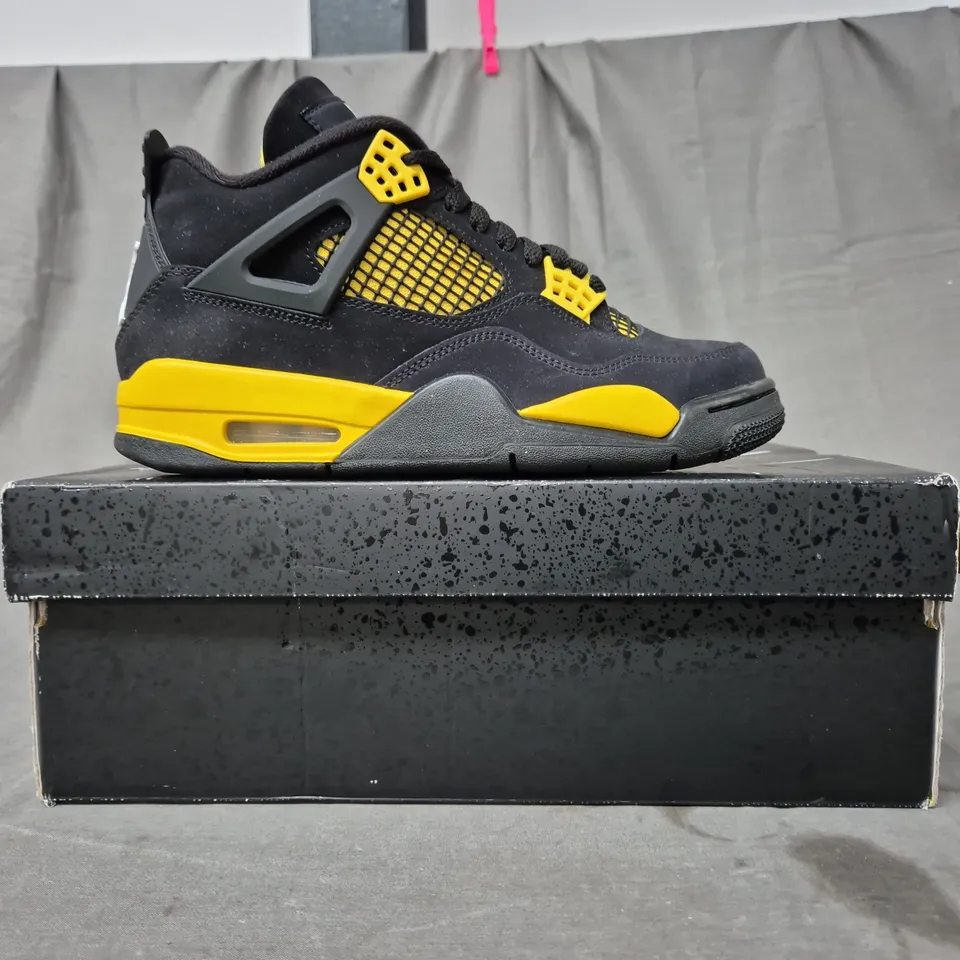 BOXED PAIR OF NIKE AIR JORDAN 4 RETRO SHOES IN BLACK/YELLOW UK SIZE 6