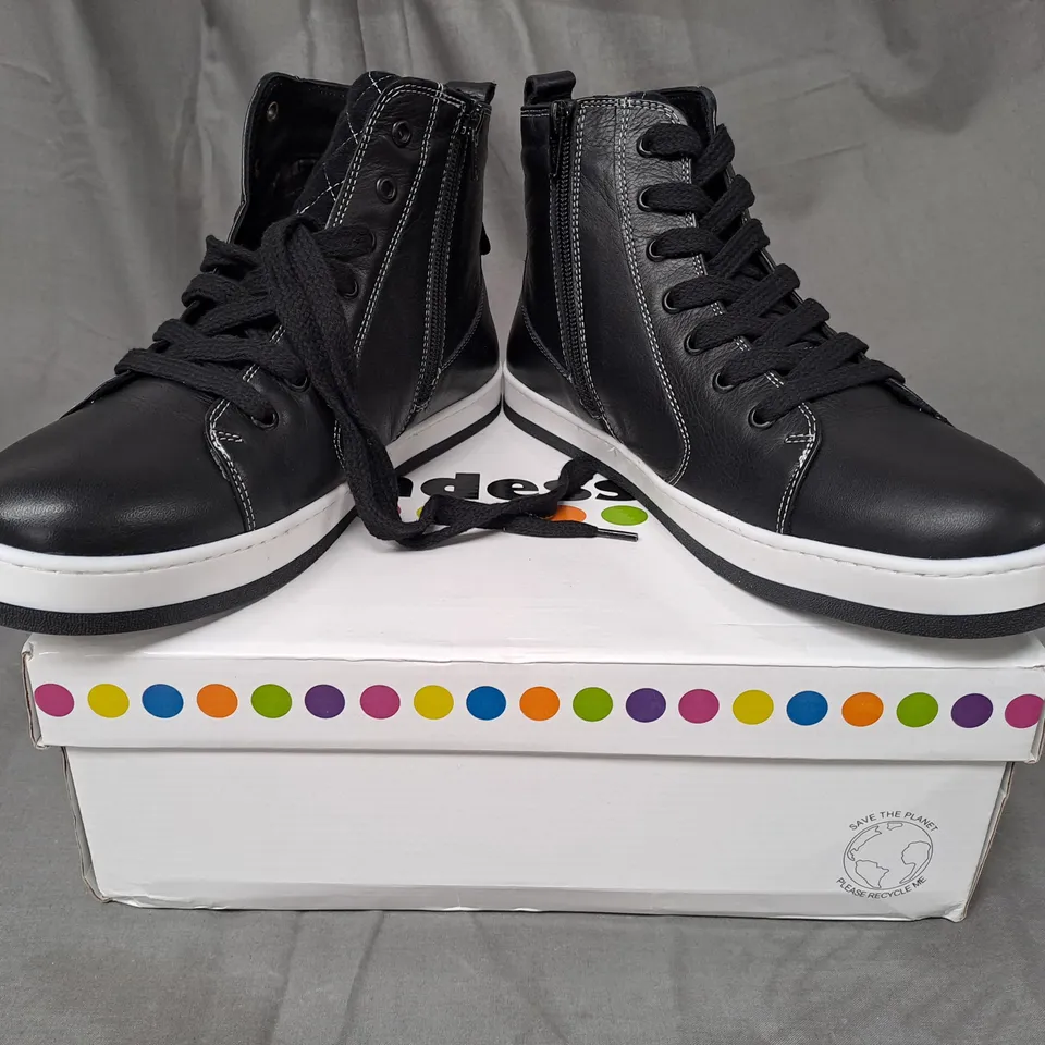 BOXED PAIR OF ADESSO SHOES IN BLACK SIZE 8