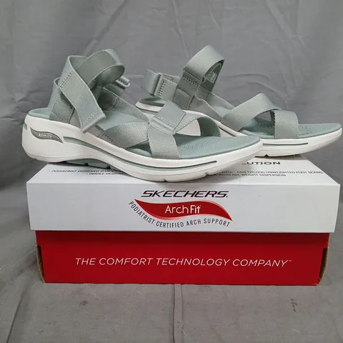 BOXED PAIR OF SKECHERS ARCHFIT SANDALS IN SPEARMINT SIZE UK 7