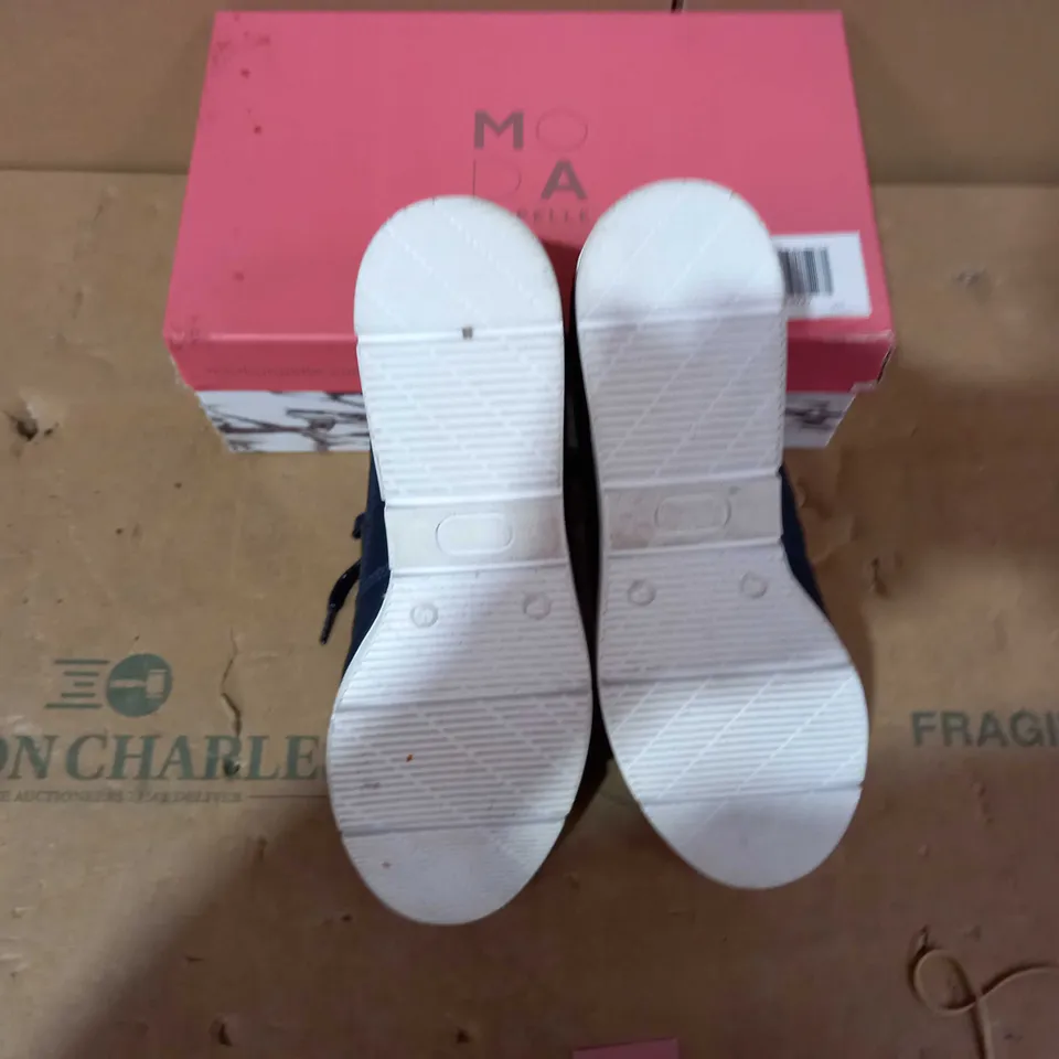 BOXED PAIR OF MODA IN PELLE NAVY SHOES - SIZE 40