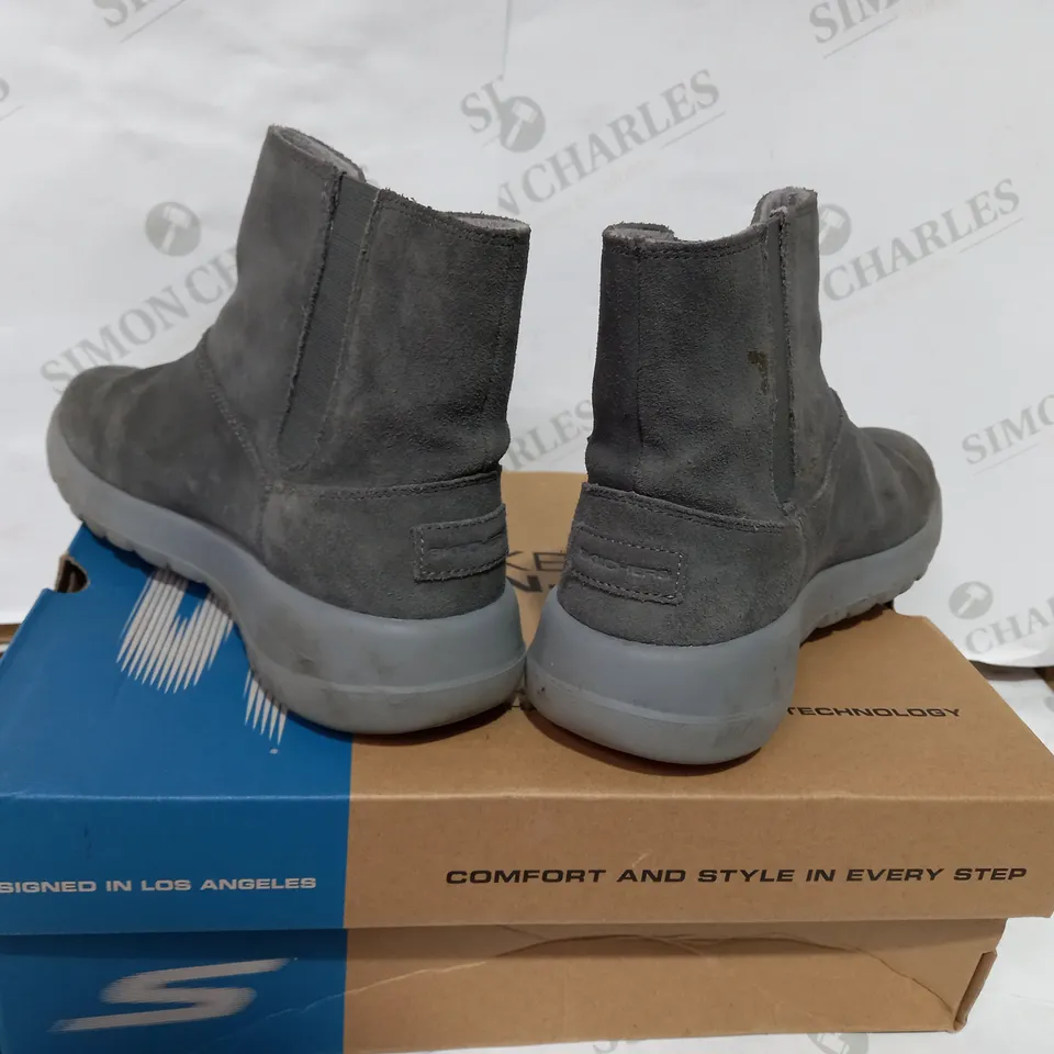 BOXED PAIR OF SKECHERS CHARCOAL ZIP ANKLE BOOT  - SIZE 5.5
