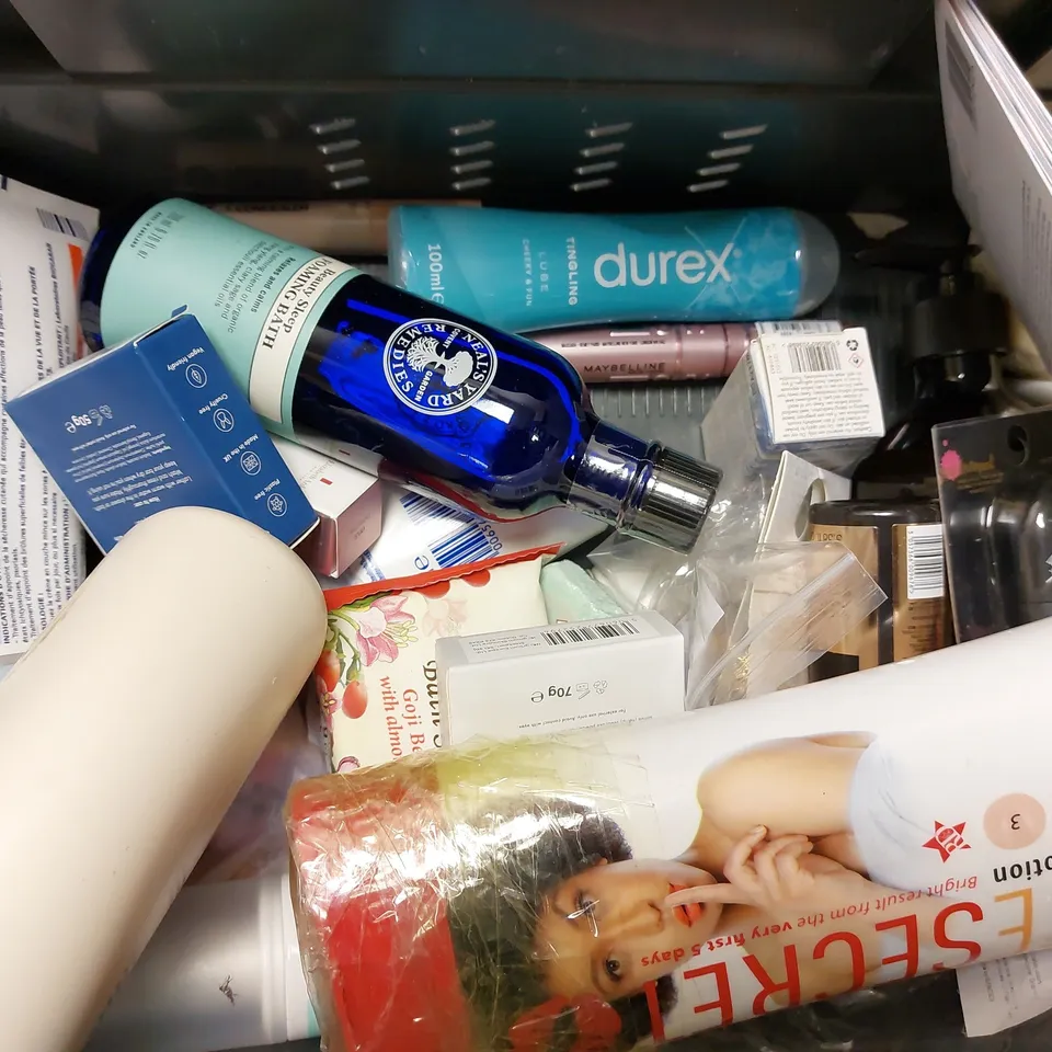 BOX OF APPROX 25 COSMETIC ITEMS TO INCLUDE BAYLISS & HARDING HAND WASH, DOVE DAILY MOISTURE, REVOLUTION HYALURONIC FIX
