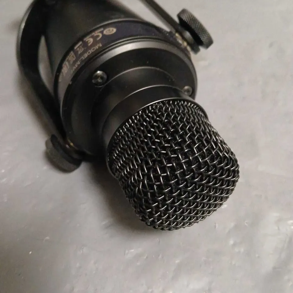 UNBOXED SHURE MV7 MICROPHONE