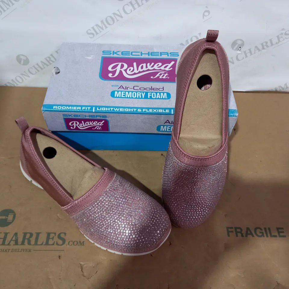 BOXED PAIR OF SKECHERS SHOES- SIZE 7