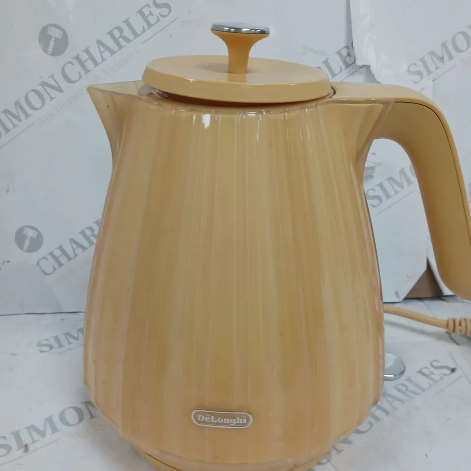 DELONGHI BALLERINA KETTLE - YELLOW  RRP £62