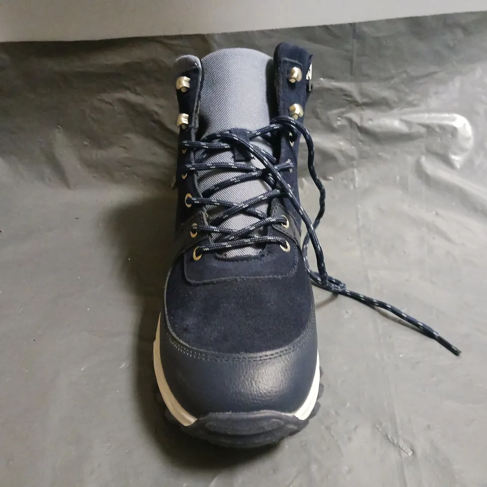 BOXED PAIR OF DAMART WALKING BOOTS IN NAVY SIZE EU 41