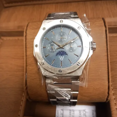 BOXED MENS WILLIAM JOURDAIN 7290 WATCH β CHRONOGRAPH JAPAN MOVEMENT β MOONPHASE DIAL β 316L STAINLESS STEEL CASE & STRAP β 5ATM WATER RESISTANT (50M) β BUTTERFLY