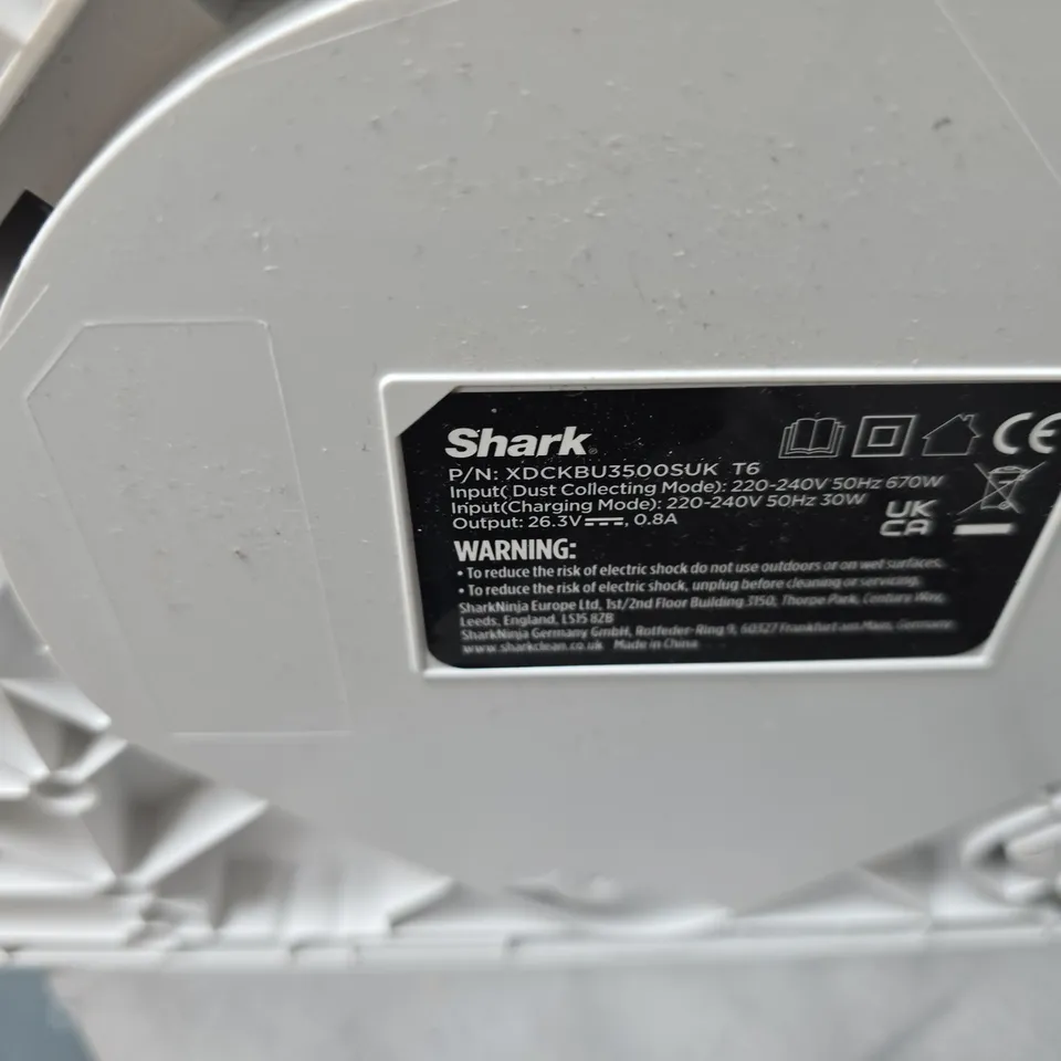 SHARK POWERFINS CLEANING SYSTEM – WHITE COMPONENTS WITH BLUE MOTOR TUBE