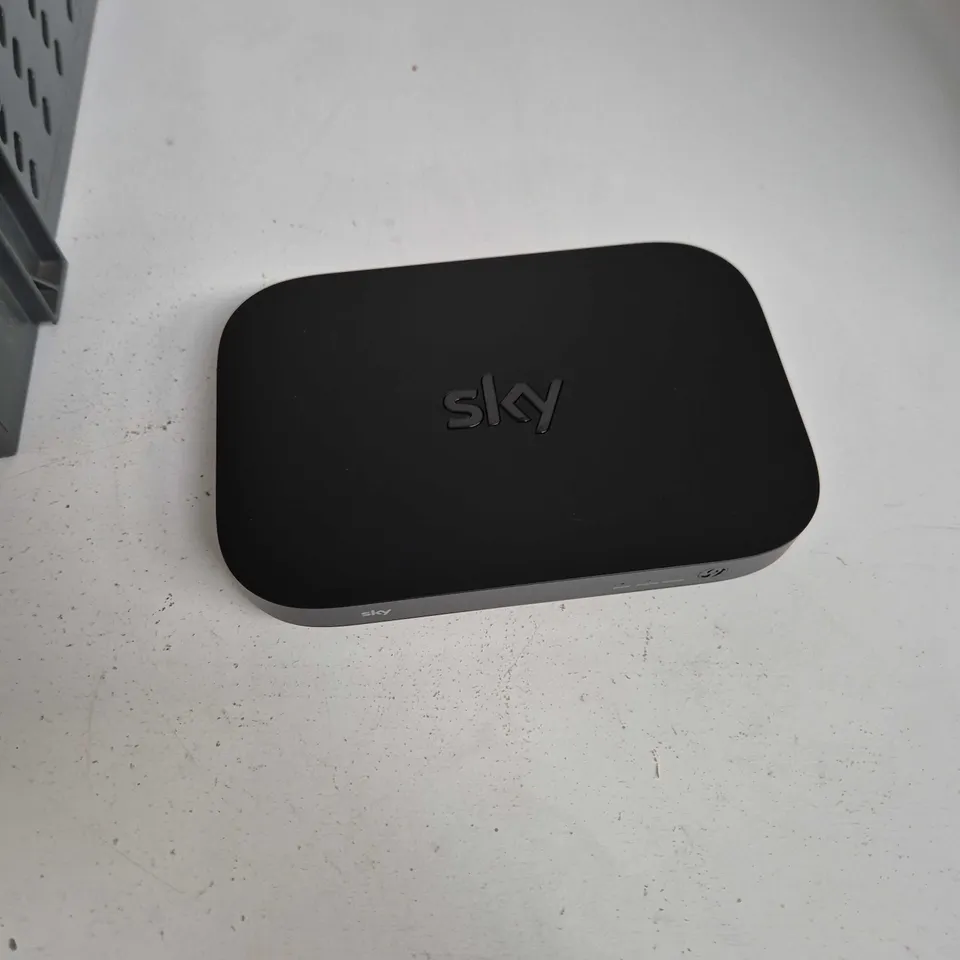 TOTE OF APPROXIMATELY 12 ASSORTED ITEMS TO INCLUDE: SKY ROUTER