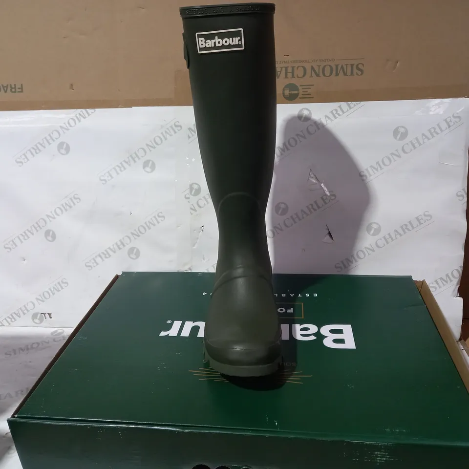 BOXED PAIR OF BARBOUR WELLINGTON BOOTS IN OLIVE UK SIZE 8