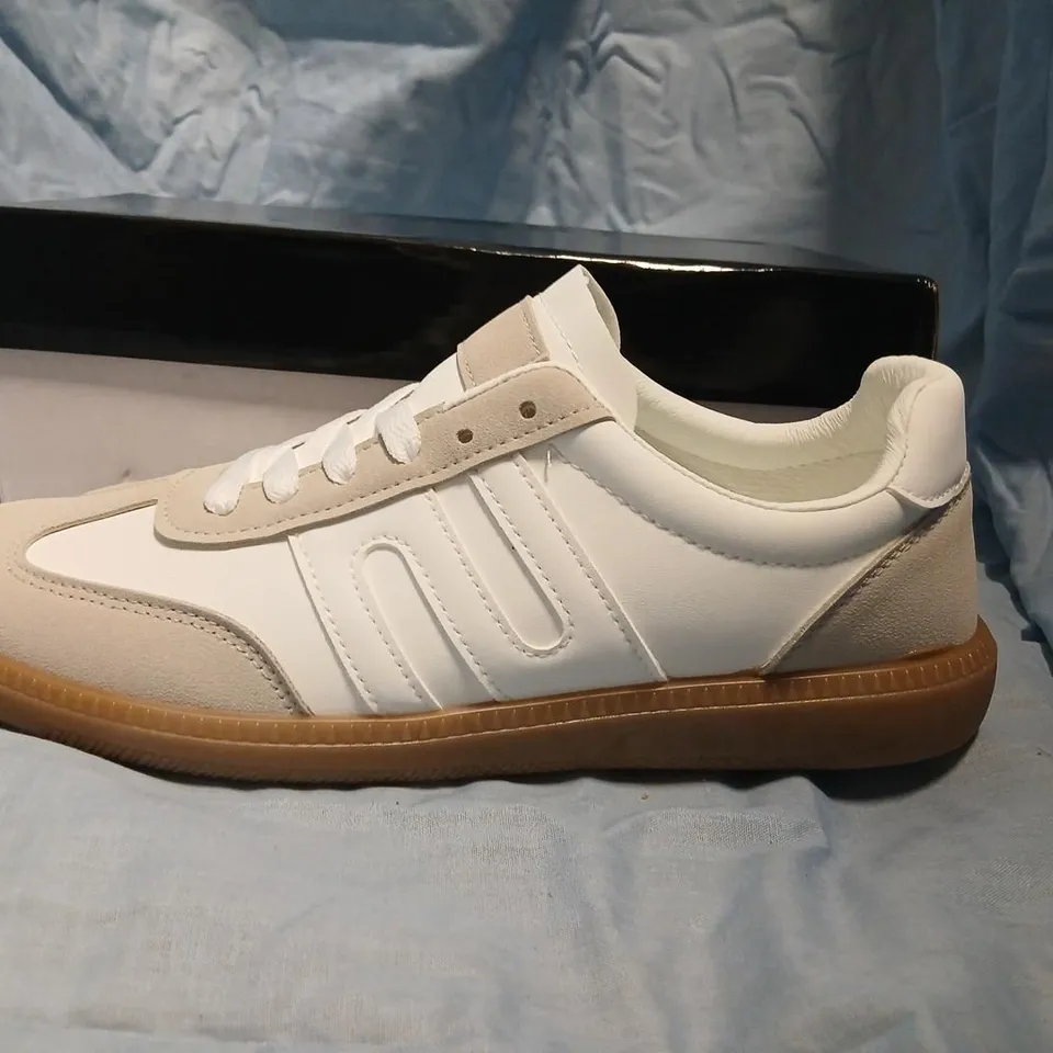 UK 7 WHITE & BEIGE TRAINERS – H1162 (EU 41)
