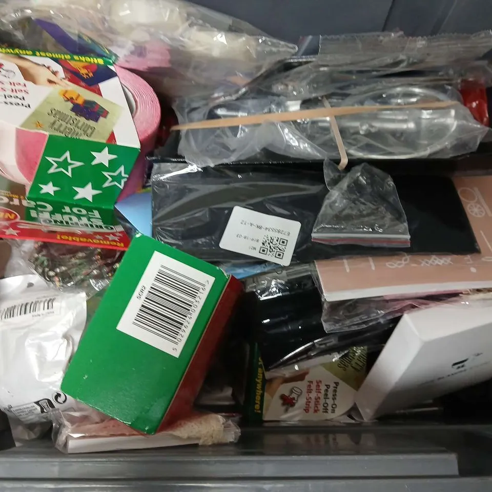 APPROXIMATELY 15 ASSORTED HOUSEHOLD ITEMS TO INCLUDE DELUXE CENTRE BRACKET, BLU TACK, GRIPPING STUFF FOR CARDS, ETC