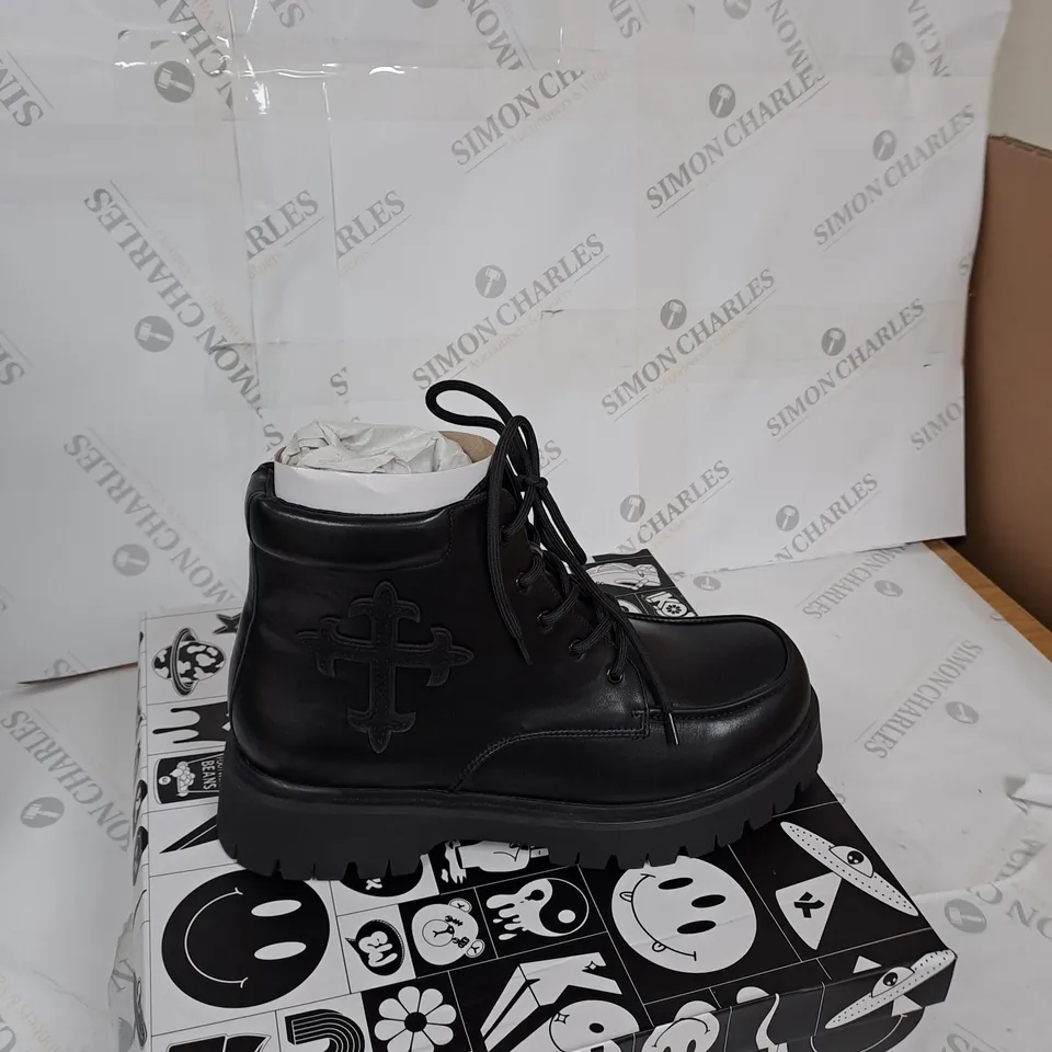 BOXED PAIR OF KOI MORAL ALLIANCES CROSS BOOTS BLACK - UK10