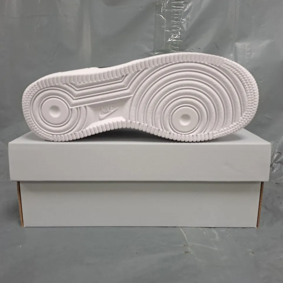 BOXED PAIR OF NIKE AIR FORCE 1 SHOES IN WHITE/BLACK UK 3.5