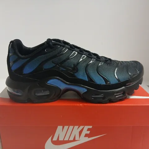 BOXED PAIR OF NIKE AIR MAX PLUS GS – BLACK/BLUE, UK 6 