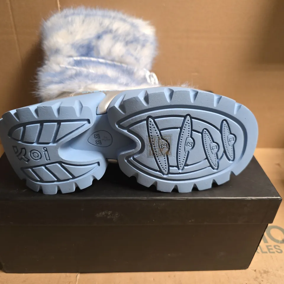 BOXED PAIR OF KOI SNOW MIKU FLUFFY 'MONSTER' LONG BOOTS – WHITE/BLUE, UK3