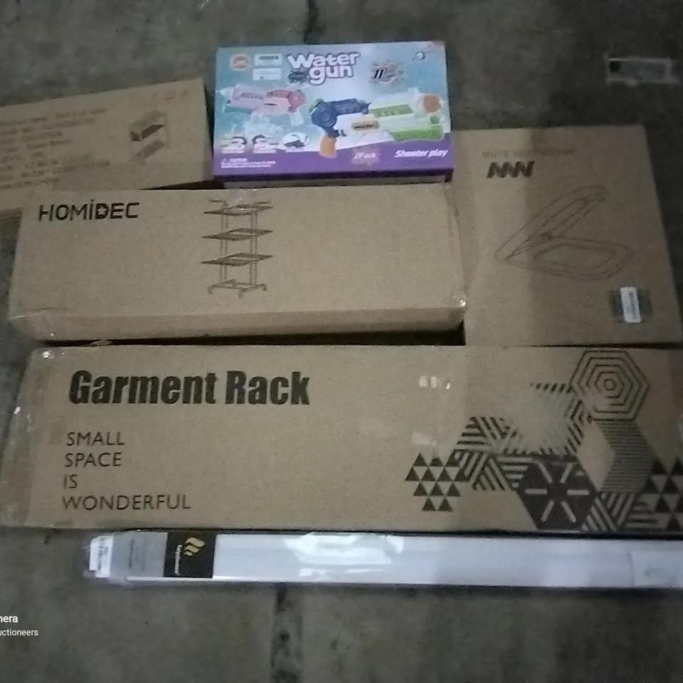 PALLET OF ASSORTED ITEMS INCLUDING HOMIDEC DRYING RACK, GARMENT RACK, MUTE SEAT COVER, TAIYUHOMES VENETIAN BLIND, SLIM END TABLE, WATER GUN