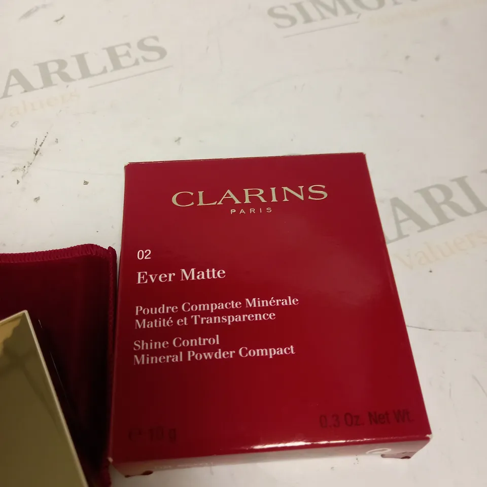 CLARINS EVER MATTE SHINE CONTROL MINERAL POWDER COMPACT 02