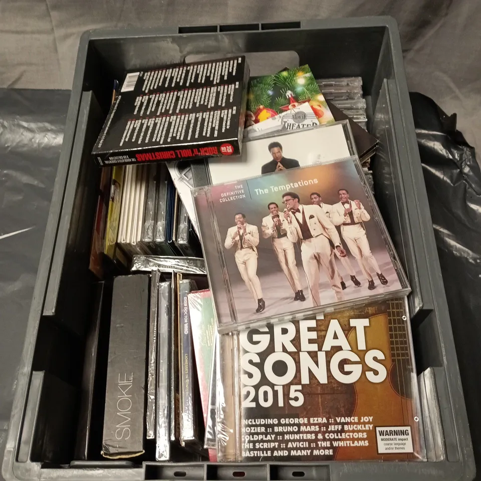 APPROXIMATELY 40 ASSORTED CDS INCLUDING THE ESSENTIAL JOHN MAYER, TOM JONES GREATEST HITS, THE TEMPTATIONS DEFINITIVE COLLECTION, GOLDEN DAYS TIMELESS SONGS ETC