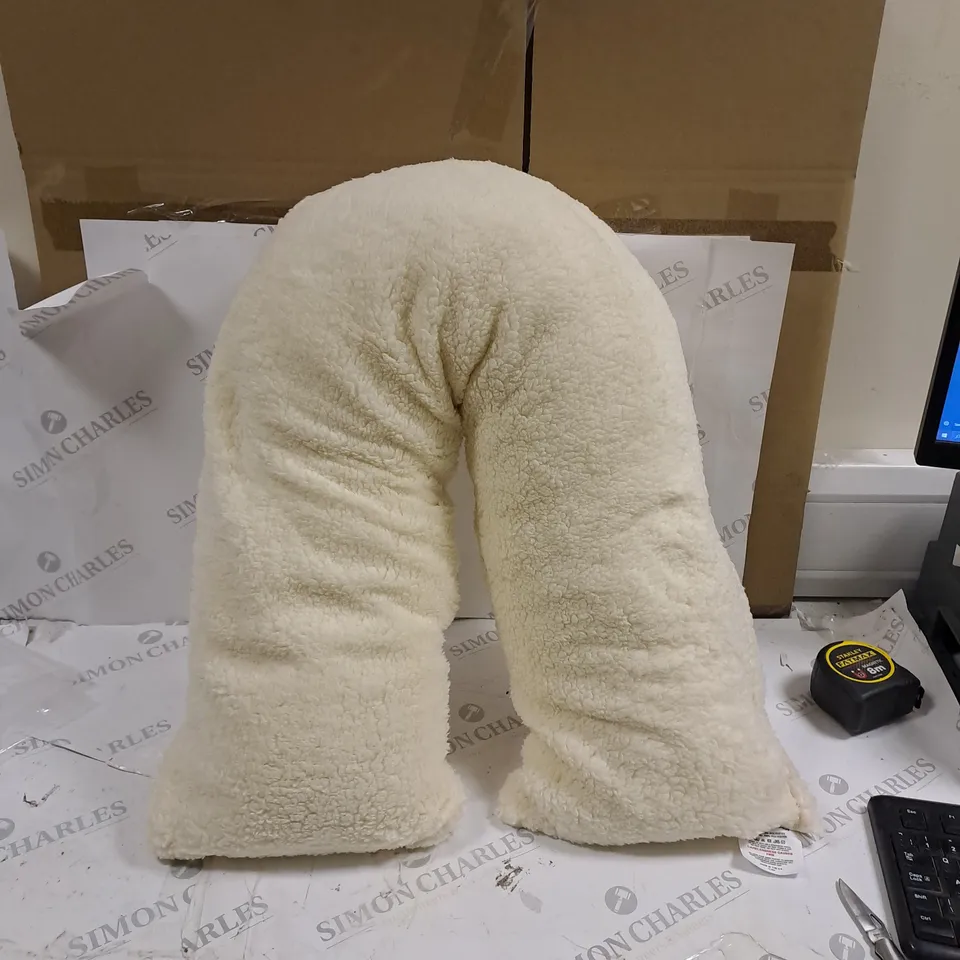 FLUFFY V SHAPED PILLOW IN WHITE