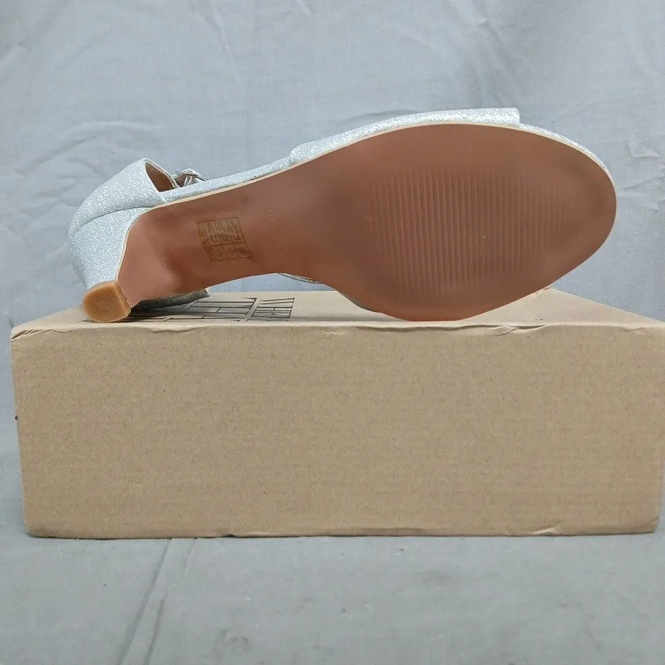 BOXED PAIR OF WHERE'S THAT FROM OPEN TOE LOW HEEL SANDALS IN SILVER GLITTER SIZE UK 8