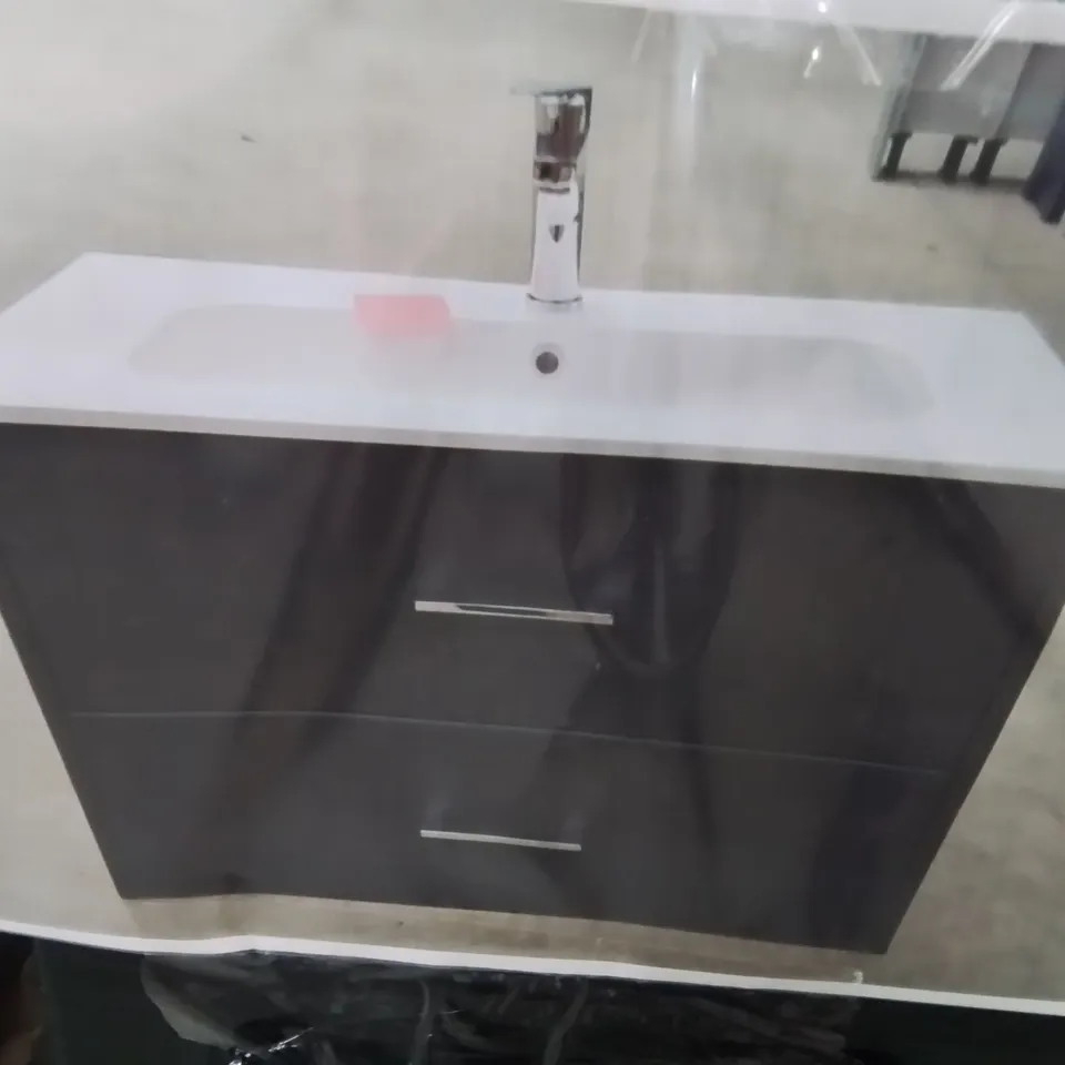 PALLET OF ASSORTED BATHROOM CABINETS AND FITTINGS 