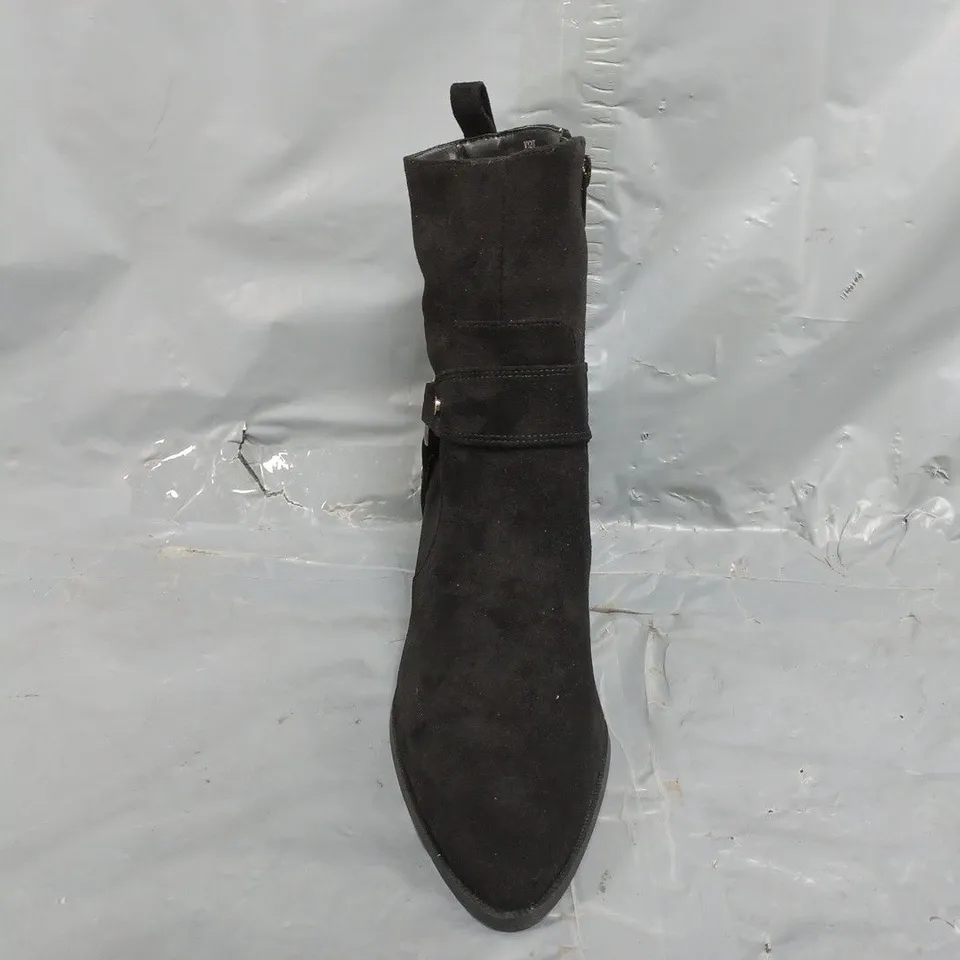 BOXED PAIR OF V BY VERY POINTED TOE BLOCK HEEL ANKLE BOOTS IN BLACK SIZE 5
