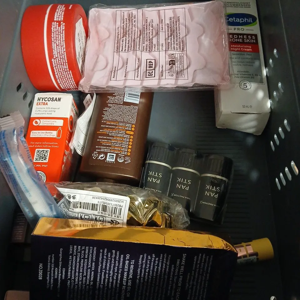 APPROXIMATEY 20 ASSORTED HEALTH AND BEAUTY PRODUCTS TO INCLUDE - REGAINE SCALP FOAM - CARBON THEORY SALICYLIC ACID FACIAL CLEANSING GEL - AESTURA MOISTURIZING CREAM - ETC