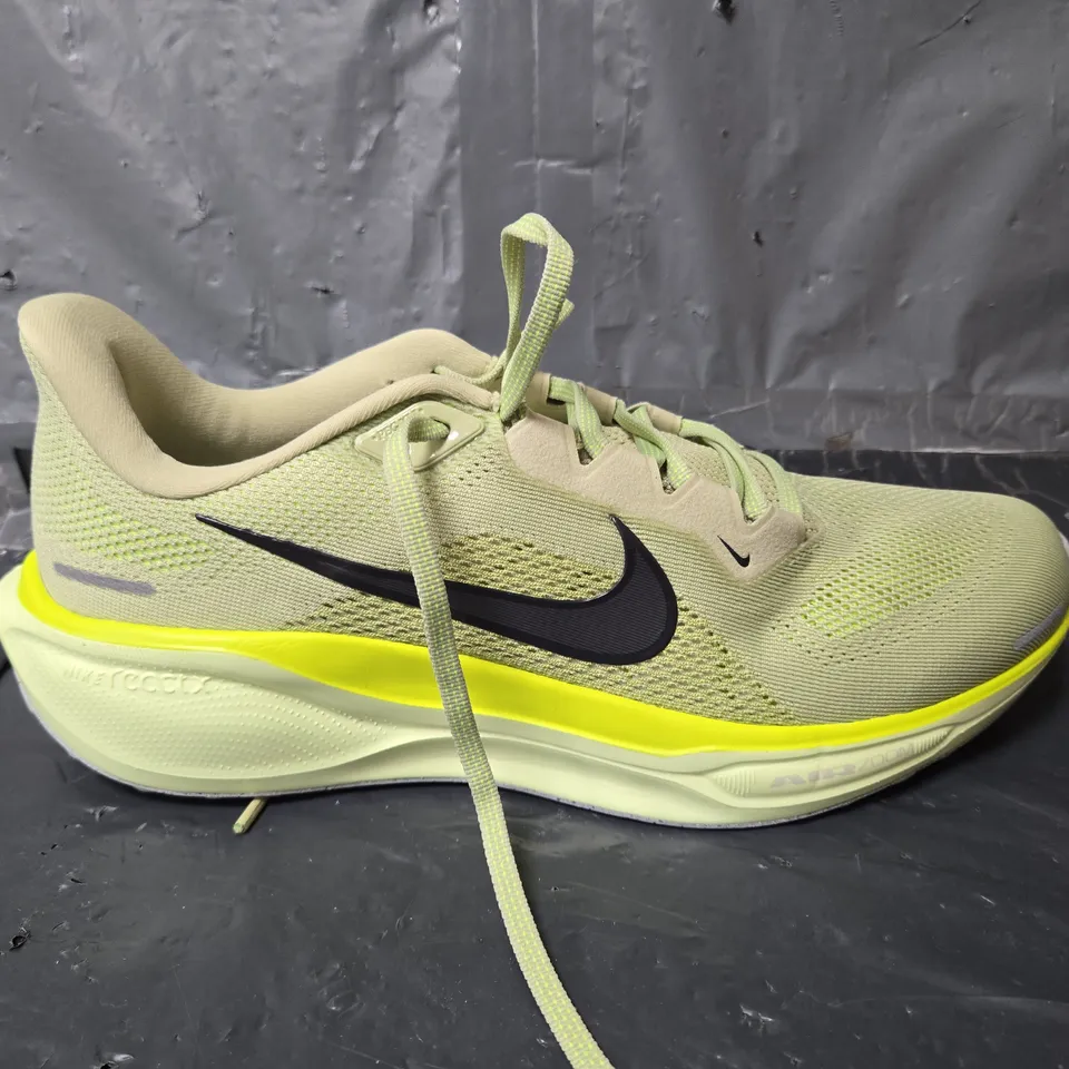 UNBOXED PAIR OF nike running air zoom trainers in green - uk 9