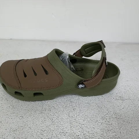 PAIR OF CROCS SLIDERS IN GREEN/BROWN - M 9