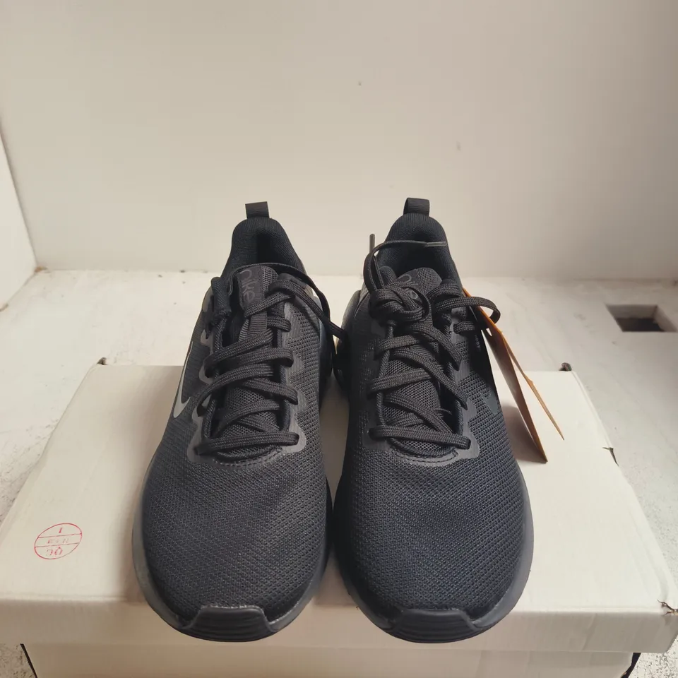 BOXED PAIR OF NIKE BELLA 7 WOMEN’S TRAINERS – TRIPLE BLACK, UK 6.5