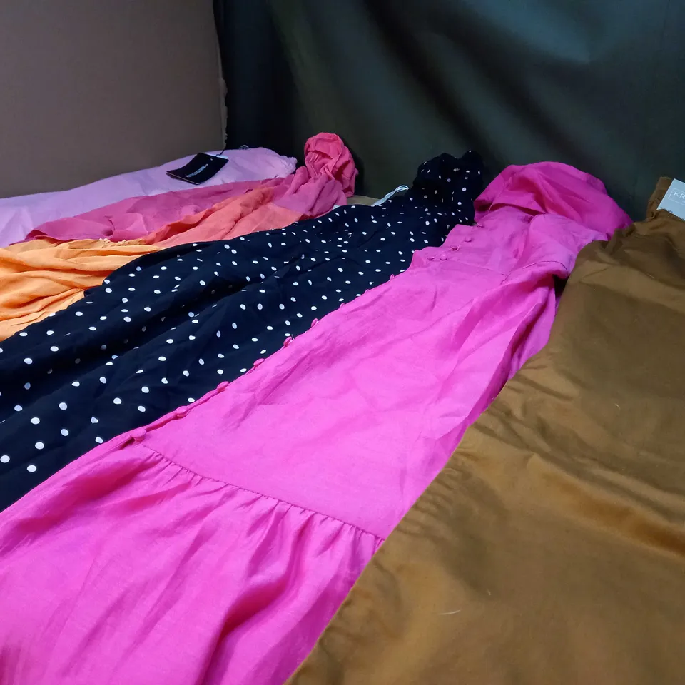 LOT OF APPROX 25 ASSORTED CLOTHING ITEMS VARYING IN SIZE/COLOUR/STYLE TO INCLUDE: TROUSERS, TOPS, DRESSES