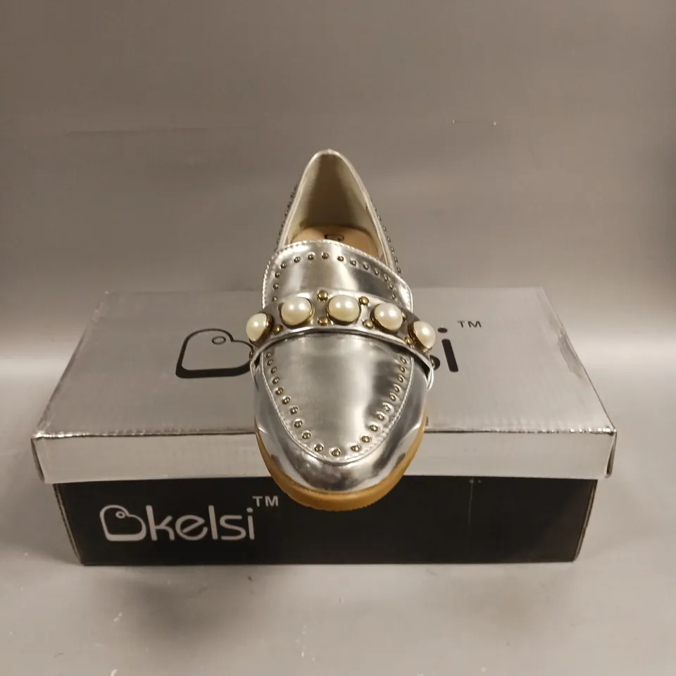 BOXED PAIR OF KELSI SLIP ON LOW HEEL SHOES IN SILVER - 3