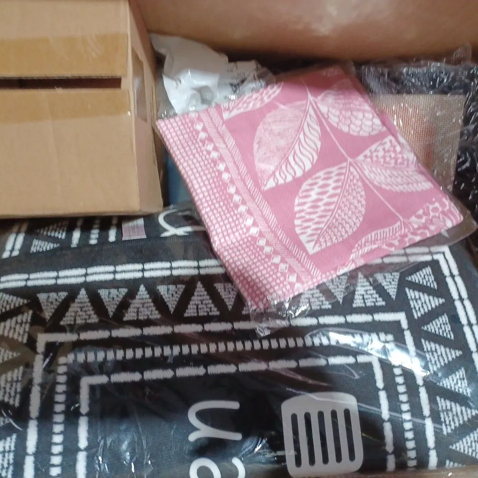 BOX OF APPROXIMATELY 10 ASSORTED HOUSEHOLD ITEMS TO INCLUDE PLASTIC TABLE COVER, SPRAY BOTTLE, COT BED FITTED SHEET, ETC