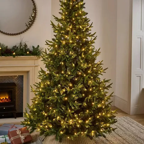BOXED 6FT WONDERLAND PRE LIT CHRISTMAS TREE WITH MEMORY WIRE AND EASY LIGHT FUNCTION