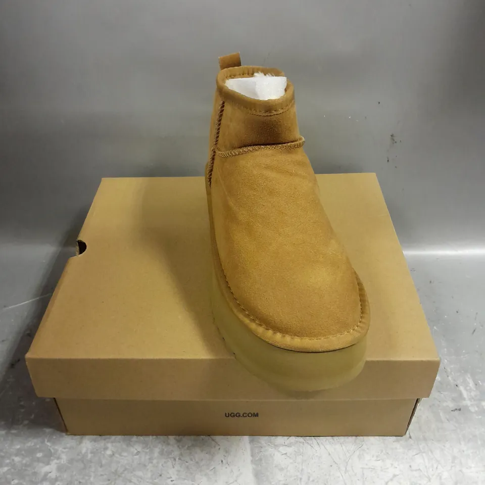 BOXED PAIR OF UGG WOMENS BOOTS IN TAN SIZE UK 7