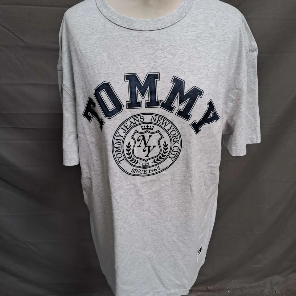TOMMY JEANS REGULAR FIT VINTAGE ARCH TEE IN SILVER GREY SIZE S