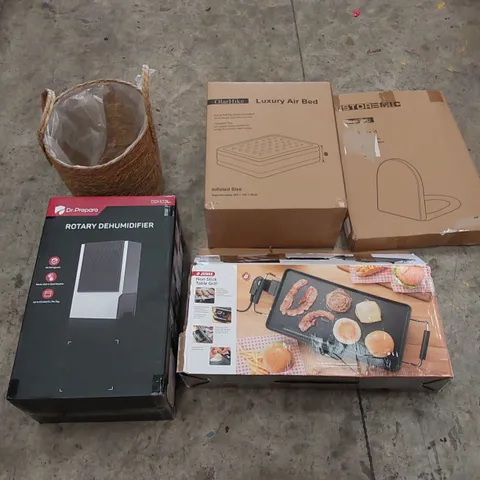 PALLET OF ASSORTED HOUSEHOLD ITEMS AND CONSUMER PRODUCTS. INCLUDES ROTARY DEHUMIDIFIER, NON-STICK TABLE GRILL, TOILET SEATS, AIR BED, BOXED FURNITURE ETC