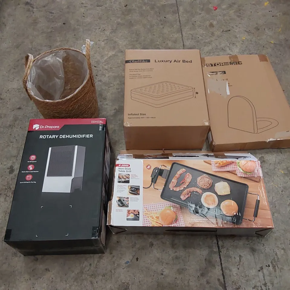 PALLET OF ASSORTED HOUSEHOLD ITEMS AND CONSUMER PRODUCTS. INCLUDES ROTARY DEHUMIDIFIER, NON-STICK TABLE GRILL, TOILET SEATS, AIR BED, BOXED FURNITURE ETC 