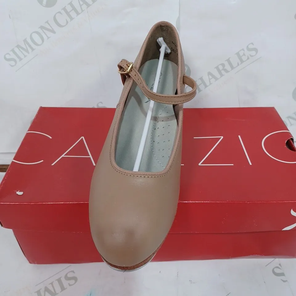 BOXED PAIR OF CAPEZIO JR FOOTLIGHT TAP SHOES - CARAMEL / SIZE: UNSPECIFIED 