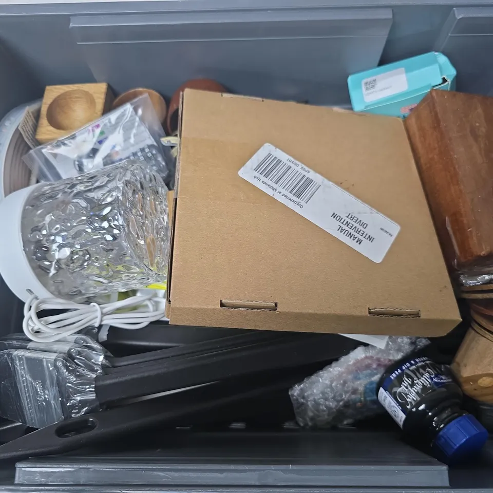 APPROXIMATELY 12 ASSORTED HOUSEHOLD ITEMS TO INCLUDE ANGLED PAINTBRUSH, BARK STOPPER 2.0, FREE YOUR HANDS FAN, ETC