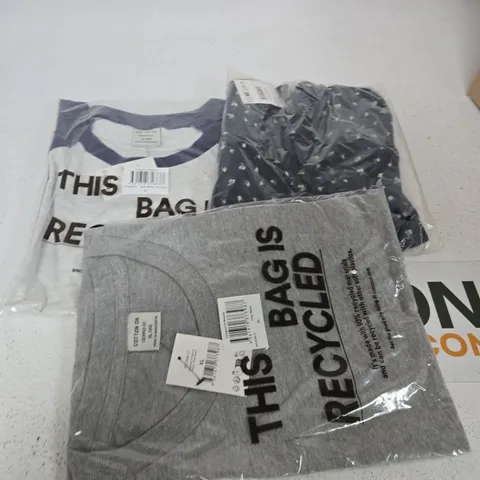 APPROXIMATELY 15 ASSORTED CLOTHING ITEMS IN VARIOUS SIZES, COLOURS & STYLES